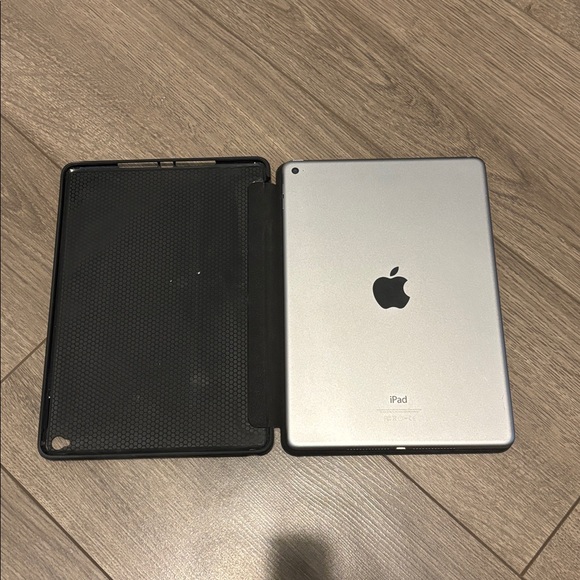 Apple iPad Air 2 2nd Generation- 32 GB - Picture 3 of 3